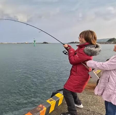 嫁が釣った初青物は全長138センチの超弩級ヒラマサ「6歳次男とほぼ同サイズ」25分の格闘の末釣り上げた巨大魚が話題