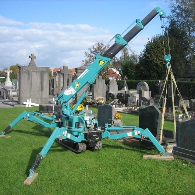 大きな重機が入ることのできない墓地での墓石設置のために開発（前田製作所提供）