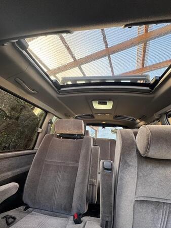 「独特な匂いするよね」灰皿、電動カーテン、回転する座席…豪華装備の90年代ハイエースが話題