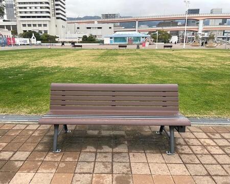 ベンチにスマホを置いたら→充電が始まって衝撃！「魔法みたい」「めちゃくちゃ便利」【開発秘話を聞いた】