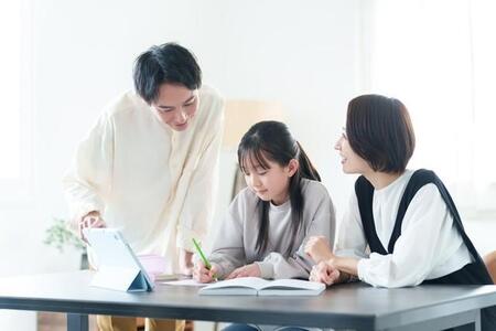 「教育費インフレ」と「中受信仰」過熱化による親子間のコミュニケーションが課題に　※画像はイメージです（taka/stock.adobe.com）