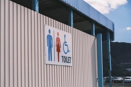 パーキングエリアで見つけた衝撃のトイレチャイムボタン「スマホ弄ってんじゃねーぞはよ出ろやボタン」NEXCO中日本に設置理由聞いた