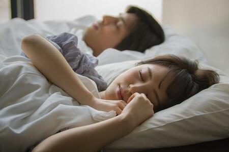 【夫婦の寝室】「同じ部屋で寝ている」夫婦の約8割が「夫婦円満」 「別室」で寝ている夫婦は?