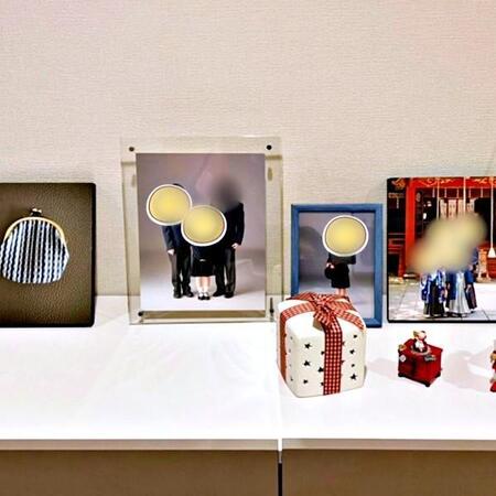 【初笑い】子どもの記念写真に「がま口財布」が紛れ込む…　4500円でパネル化した母親の失敗が48万いいね超の大反響