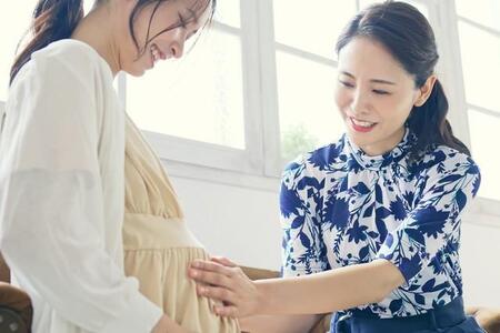 おなかのベビー「おなかが前に突き出る＝男の子・横に広がる＝女の子」は本当？　297人のパパ・ママに聞いた