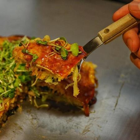 「危ないので絶対やめてください」広島お好み焼き店が「ヘラの置き方」注意喚起 “メニューが溶けた”経験談も