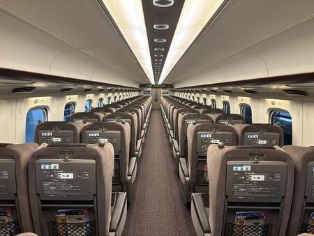 「新幹線なう」「トイレ行きたいんだけど隣の女性は寝てる」「テーブル出てるから乗り越えられない」どうしたらいい?詰んだ男性…その後どうなった?