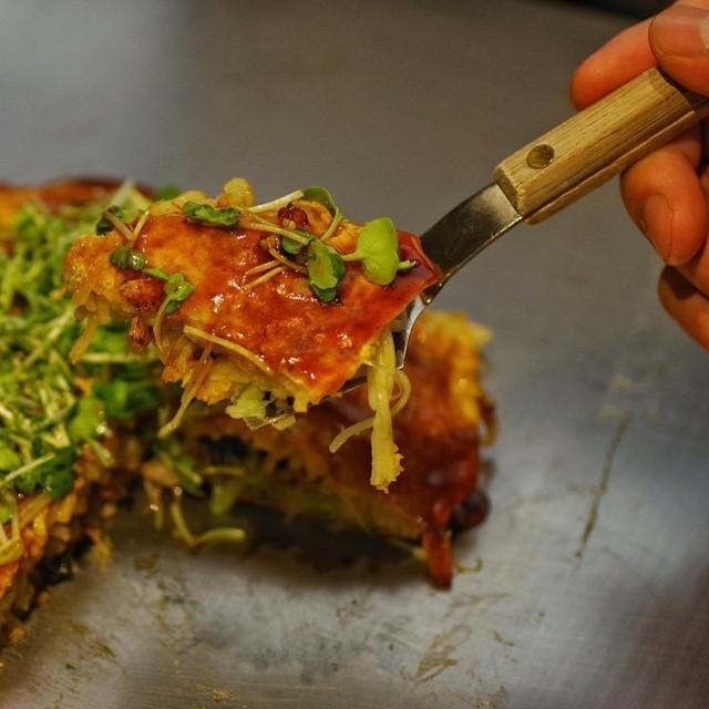 お好み焼きを食べる時のヘラ、みなさんどこに置いていますか？　※画像はイメージです（琢也 栂/stock.adobe.com）