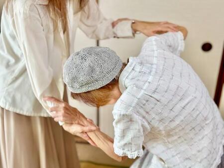 重要な仕事を任され、40代女性「認知症の母を、一人にしてしまう」 兄弟も近くにいるのに……介護と仕事の板挟み