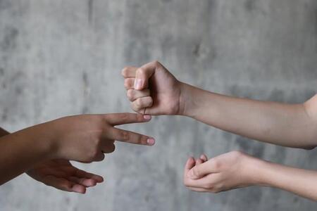 「最初はグー」をしない高校生は意外にも多い？ ※画像はイメージです（Acento Creativo/stock.adobe.com）