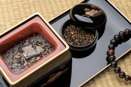 焼香ってどうやるんだっけ？つまんで、掲げて、パラパラして…正しい手順解説