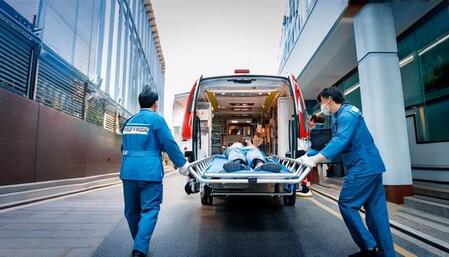 駆け付けた救急隊員の靴、そろえないで！善意が仇に…一刻を争う搬送時の“靴の置き方”には意味が！？