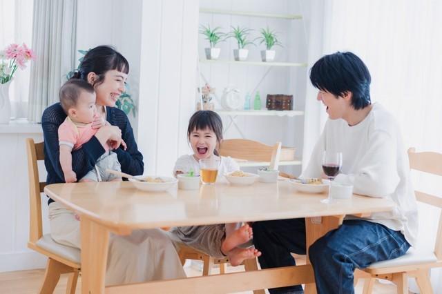 約8割が「家族のコミュニケーションは良好」　※画像はイメージです（maroke/stock.adobe.com）