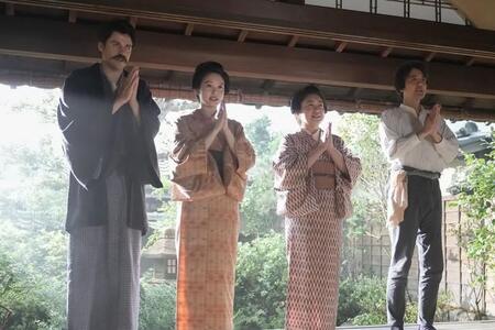 第72回より。出雲大社の方角に手を合わせるヘブン（トミー・バストウ）、トキ（髙石あかり）、フミ（池脇千鶴）、司之介（岡部たかし）　(C)NHK