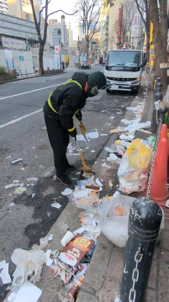 三が日明けの地獄…渋谷は視界の向こうまでゴミが果てしなく続いていたという（スミレンジャーZさん提供）