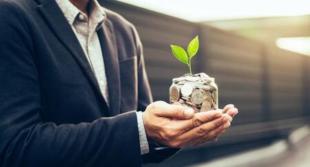 支援をさしのべる男性※画像はイメージです（vacancylizm/stock.adobe.com）