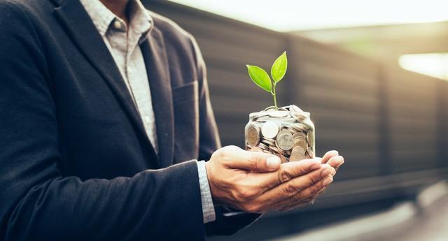 支援をさしのべる男性※画像はイメージです（vacancylizm/stock.adobe.com）