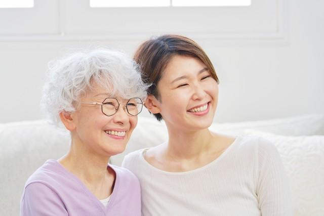 母親と娘の笑顔※画像はイメージです（siro46/stock.adobe.com）