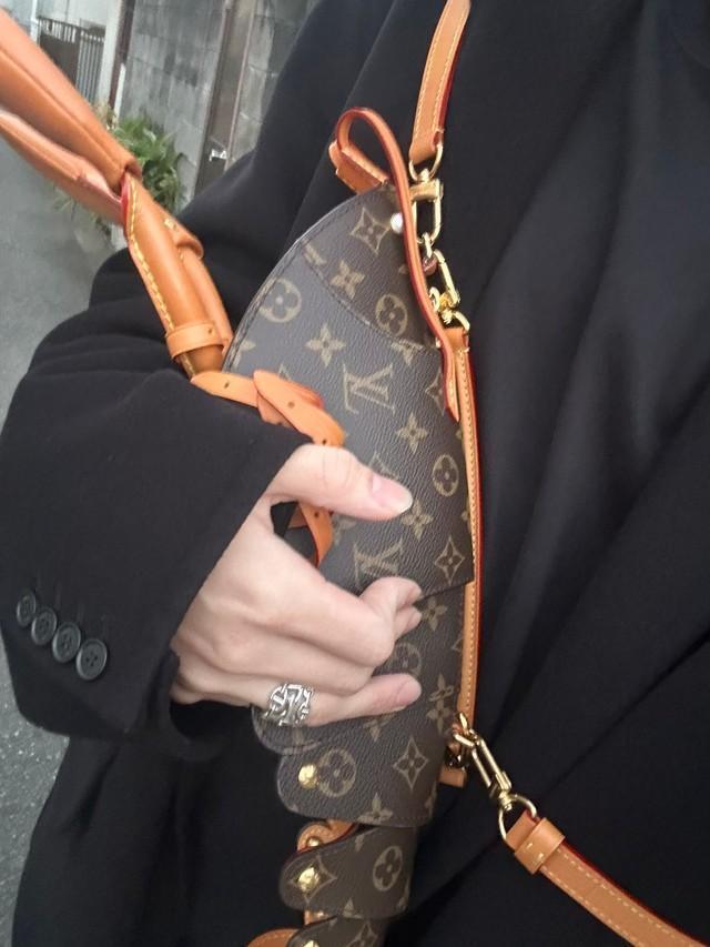 SNSで話題になっているルイ・ヴィトンの「ロブスター・ウェアラブル ウォレット」。お値段は110万円＝いずれも提供写真