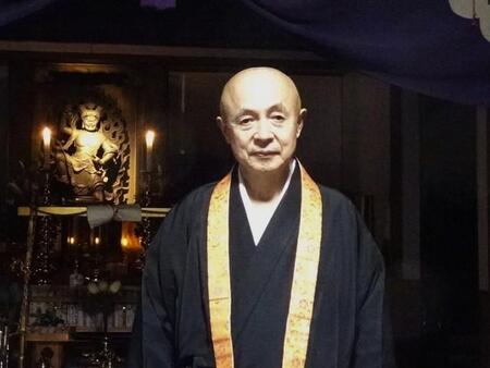 修行道場「行藏院」（こうぞういん）住職、柳澤眞悟さん。左奥は本尊の蔵王権現（ざおうごんげん）像