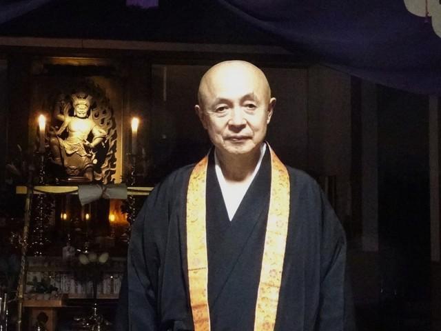 修行道場「行藏院」（こうぞういん）住職、柳澤眞悟さん。左奥は本尊の蔵王権現（ざおうごんげん）像