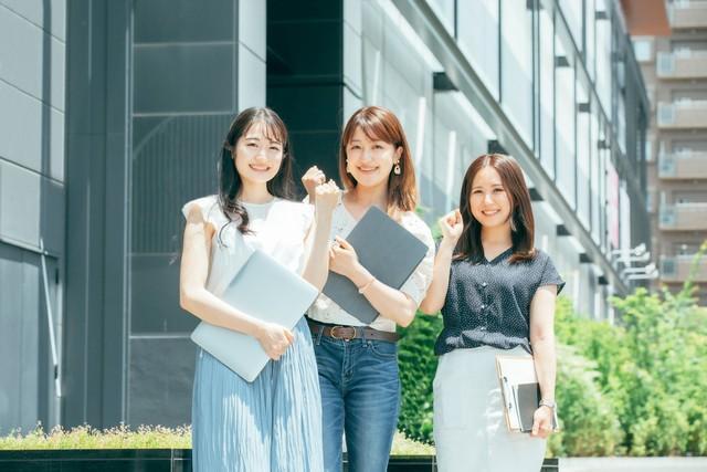笑顔で並ぶ三人の女性※画像はイメージです（buritora/stock.adobe.com）
