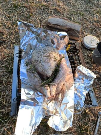 「友人と焚き火に来ましたが、もうちょっと考えて生きようよ、という方向で話がまとまりました」鶏の丸焼きは簡単にはできない！？→「ただただアルミホイルで挑む姿勢は素晴らしい」