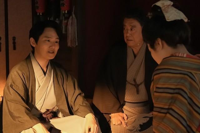 なみ（さとうほなみ）の身請けを申し出た得意客の福間（ヒロウエノ）　(C)NHK