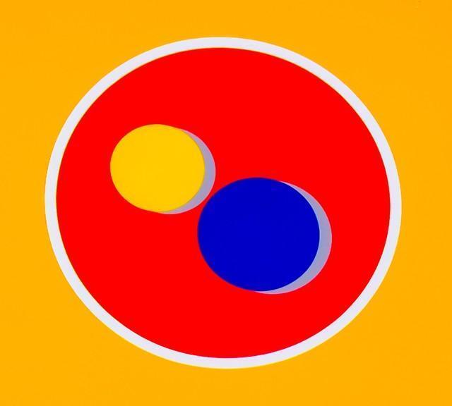 松屋の企業ロゴ。オレンジの大きな丸がおぼん、黄色い丸がみそ汁、青い丸は丼を表しています(beeboys/stock.adobe.com)