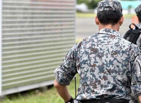 自衛隊の警備犬シェパード、隊員の股からニュッ!愛らしい日常で魅了「可愛い」「健気で泣けてくる」