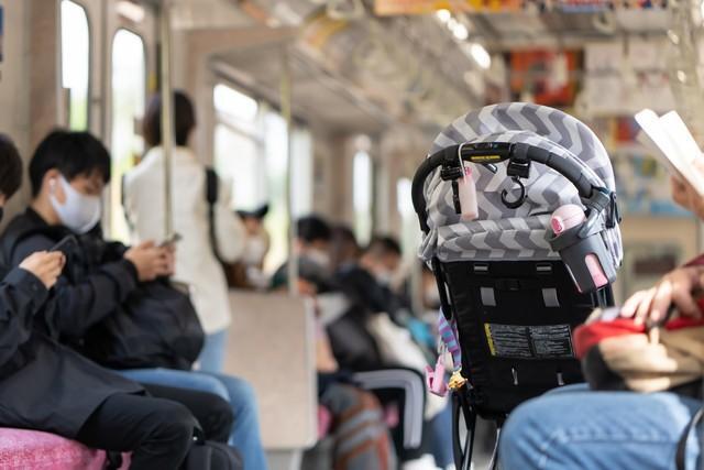 ベビーカー利用者はルールやマナーを守り、周りの人はベビーカー利用者の大変さを理解してあげて協力することが大切です　※画像はイメージです（naka/stock.adobe.com）