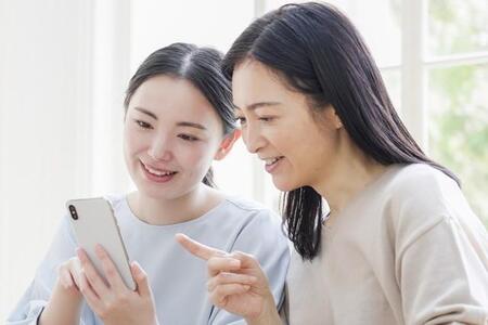 若者が仕事を選ぶ際の相談相手は「母親中心」…親世代の知識や価値観に依存することの懸念とは