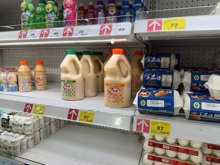 まるで柔軟剤のボトル？台湾のヤクルト風飲料がアメリカンサイズ「すごい」「大きい！」