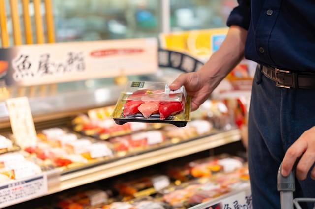 夕方のスーパーのお寿司売り場※この画像はイメージです（ naka/stock.adobe.com）