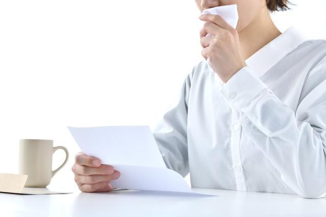 故人の遺言書を読んで涙する家族　※画像はイメージです（takasu/stock.adobe.com）