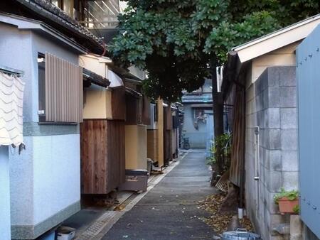 関西ではよく「あのドン突きを右に」とか言いますよね