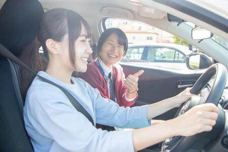 「ほめちぎる教習所」とは！？「やる気が出て、成長した実感を味わえる」と人気、卒業式は涙する人続出