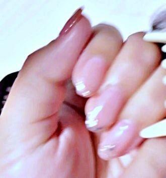 「おしゃれなネイル」と思ったら……”写り込み”にネット民が恐怖！？　「全然話が入ってこない」「ネイルに集中できないwww」