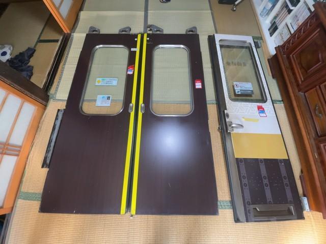 購入したドア。畳と比べることでサイズがよく分かる