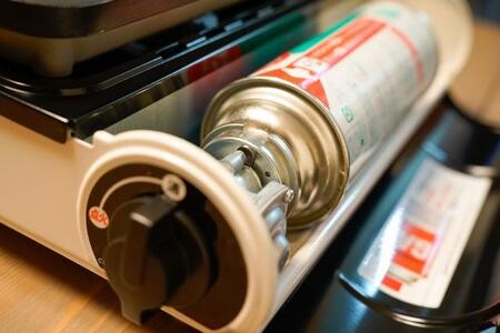 カセットコンロ二つ並べて鉄板焼き…は絶対ダメ!ガス缶破裂の恐れ 事故防止にやるべき3つのこと