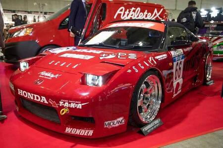 目がバグったフォルム。リトラクタブルヘッドライトは固定式。