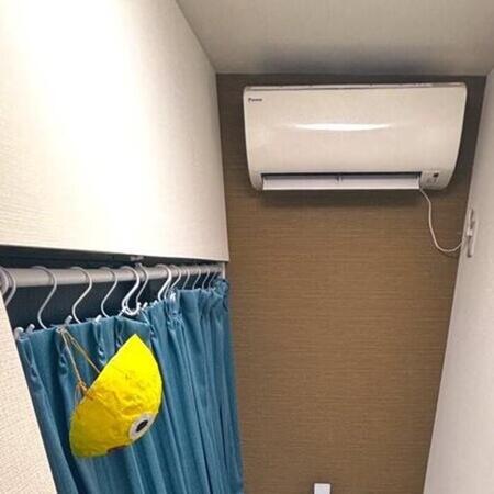 「人は1.5畳で暮らせますからね」ほぼ布団のみ、2.6平方メートルの部屋で暮らす理由　“立って半畳、寝て一畳”を本気で実践する生活に驚き