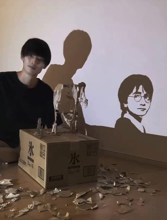 ダンボールを使った“影アート”で世界的に注目を集めるクリエイター、黒主厳太さん（黒主さん提供、Xよりキャプチャ撮影）