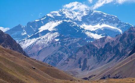 南米最高峰アコンカグアをスーツで登頂！オーダースーツSADA社長「ちゃんとインナー」ネクタイ締めてニッコリ