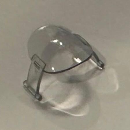 家の中で謎のプラスチックパーツを発見／カーラキャットカフェさん提供