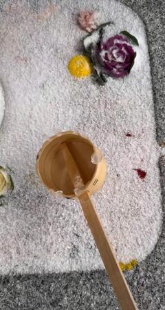 霜におおわれた花手水、水をかけると……「天然のアート」「透明感が凄すぎ」