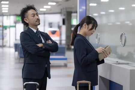 2位「目的なくスマホを触っている」、1位は？　「時間がもったいないと感じる瞬間」ランキング