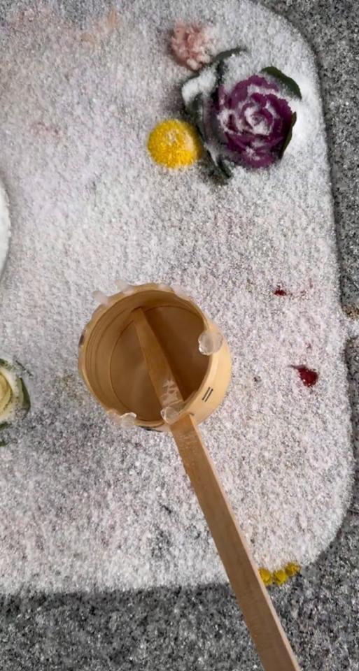 花手水の表面の霜に水をかけていくと…（動画よりキャプチャ、トリミング 画像提供：荘内神社さん）