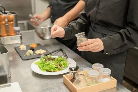 「2025年にバイトテロ発生」企業は約4社に1社　ホテル・旅館の接客業は3位、最も多く発生した業種は？