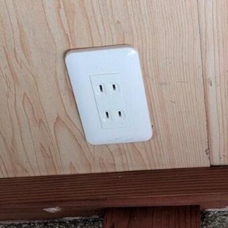 使いにくいけどなぜ？「コンセントがほとんど天井に…」古民家に引っ越し電源を探すと仰天　Xで32万表示「嫌がらせ？」「ホコリは溜まらなそう」
